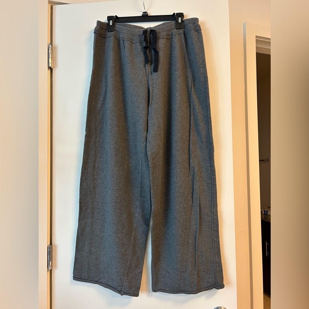 Vera Wang gray pants